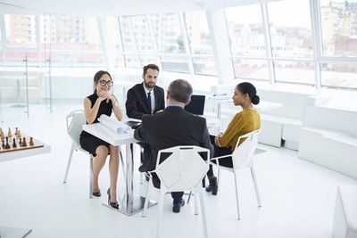 職業(yè)男女同事一起討論工作計劃在休息期間, 年輕的同事在優(yōu)雅的正裝談?wù)搫?chuàng)造性的想法互相咨詢在辦公室里